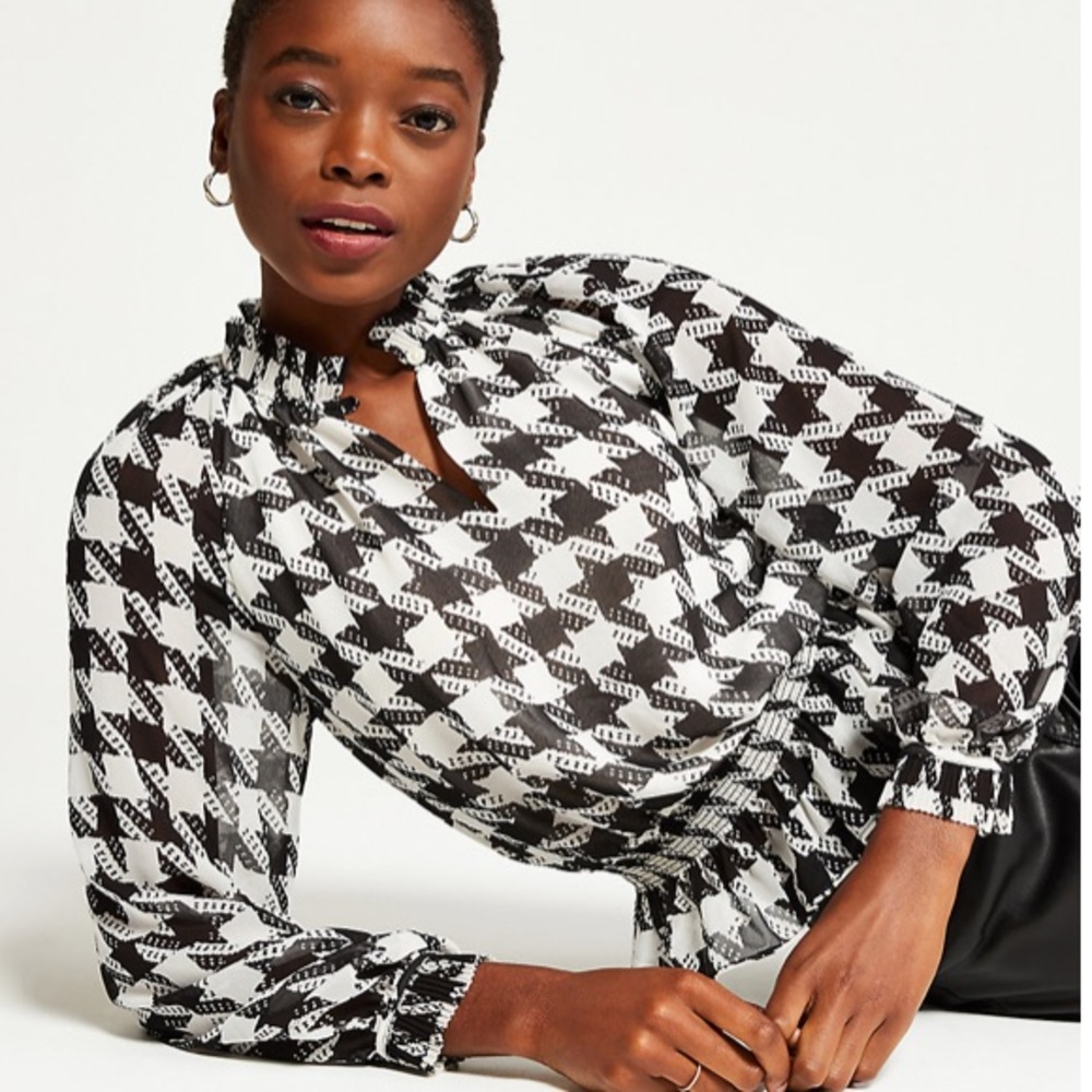 NWT ANN TAYLOR HOUNDSTOOTH SMOCKED NECK TOP M